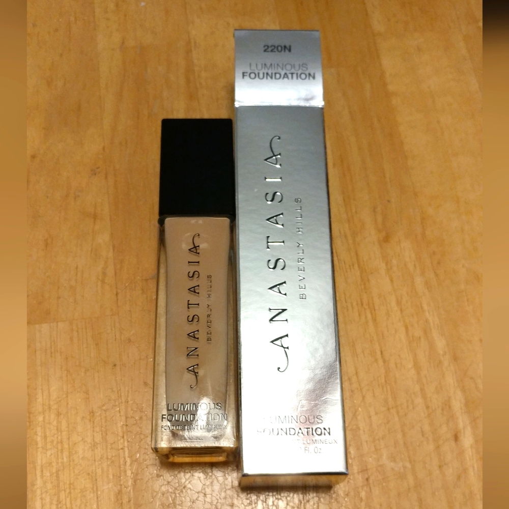 Anastasia Luminous Foundation 220N New